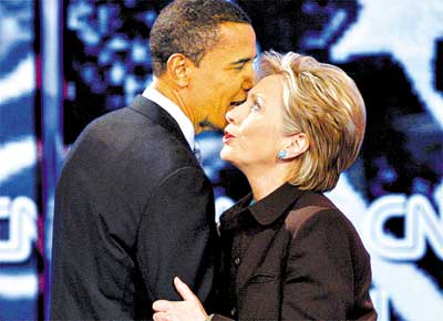 Barack Obama e Hillary Clinton, pr-candidatos democratas  Presidncia dos EUA beijam-se aps debate