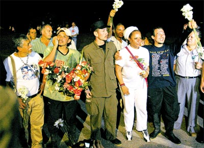 Os quatro refns libertados ( frente), ao lado da senadora colombiana Piedad Crdoba, que negociou a liberao com as Farc