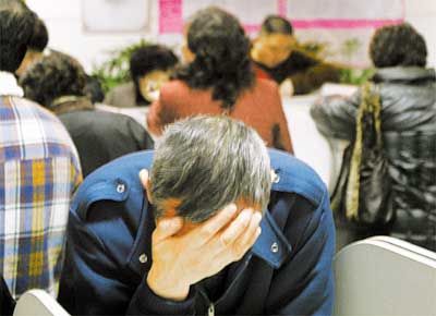 Investidor lamenta perdas em Xangai, em novo dia de queda