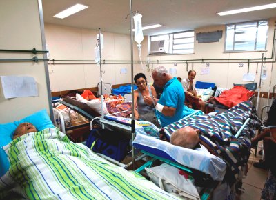 Pacientes espremidos em pronto-socorro municipal de So Gonalo, no Rio; sade no Estado  a terceira pior do pas