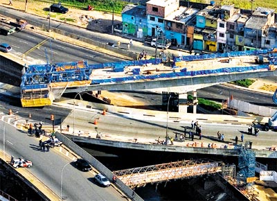 Pedao de viaduto em construo do Expresso Tiradentes cado sobre o viaduto Grande So Paulo, na zona leste da capital paulista