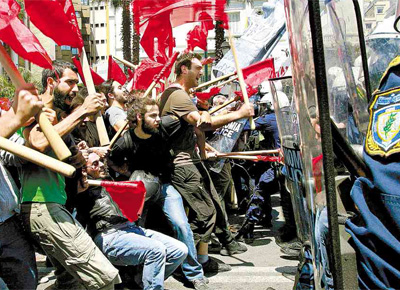 No Dia do Trabalho, manifestantes gregos entram em confronto com a polcia de Atenas para protestar contra as medidas de conteno de gastos includas no pacote de ajuda ao pas