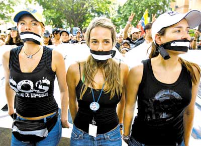 Funcionrias da RCTV participam de manifestao em Caracas contra a deciso de Chvez de no renovar a concesso da emissora