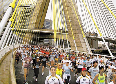 Maratonistas passam pela ponte estaiada Octavio Frias de Oliveira, em So Paulo; brasileiros fazem dobradinha