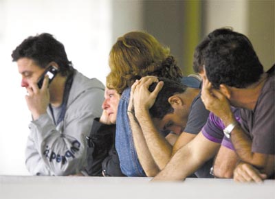 Familiares de passageiros do voo da Air France que desapareceu no trajeto para Paris aguardam informaes no aeroporto do Rio