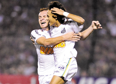 <b>NA FINAL: </b>Z Love e Neymar celebram o 2 gol do Santos no 3 a 3 com o Cerro Porteo