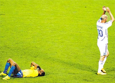 Z Roberto e Zidane, no final do jogo em que a Frana desclassificou o Brasil