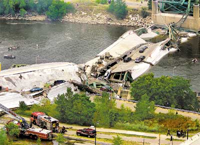 Destroos de uma ponte sobre o rio Mississippi, em Minnesota (EUA), que caiu na hora do rush, matando pelo menos sete pessoas