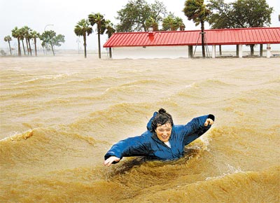 Mulher em meio a inundao em Nova Orleans causada pelo furaco Gustav, que atingiu a cidade com menos fora que o previsto