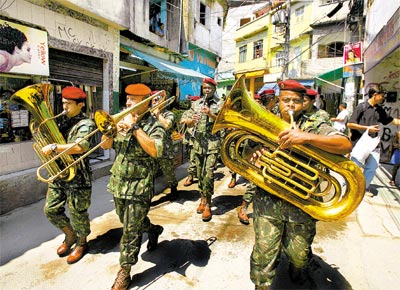 Banda da Brigada Pra-Quedista toca no Complexo do Alemo (Rio)
