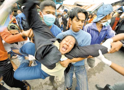 Em desespero, indonsia  carregada aps identificar o corpo de<br>um parente em Padang (Sumatra), rea atingida pelo terremoto