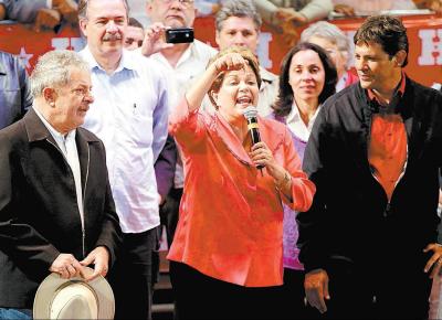Ao lado de Lula, Dilma Rousseff participa na zona leste de comcio de Fernando Haddad (dir.), candidato petista  Prefeitura de So Paulo