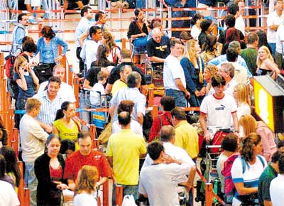 Filas de check-in no aeroporto de Cumbica, em Guarulhos (SP), onde houve mais de 65 vos atrasados