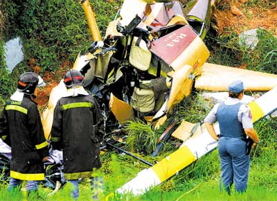 Equipes de resgate junto a helicptero que caiu em Carapicuba (SP), matando trs pessoas e deixando uma gravemente ferida