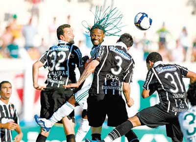 Palmeirense Vagner Love disputa bola com jogadores corinthianos