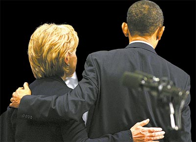 Hillary e Obama deixam o palco aps entrevista coletiva em Chicago