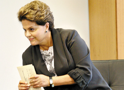A presidente Dilma Rousseff utiliza ficha com informaes para as reunies bilaterais realizadas em Braslia com sete chefes de Estado e de governo que vieram para a posse dela