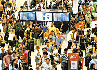 Milhares de pessoas se aglomeram no aeroporto Santos Dumont, no Rio, que teve 35,8% dos voos cancelados ontem