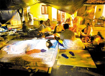 Moradores de Sobral (CE) dormem sob barraca improvisada na rua