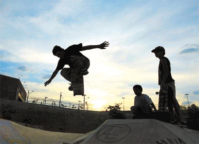 <b>DERRETENDO:</b> Meninos fazem manobras de skate em pista na<br>zona sul da cidade de So Paulo, que chegou a registrar 33,3C