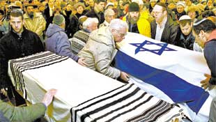 Parentes e amigos participam na Cisjordnia do sepultamento da brasileira Helena Halevy e seu marido, Rafi, mortos na quinta