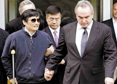 O dissidente Chen Guangcheng  acompanhado por autoridades da Embaixada dos EUA em Pequim aps deixar o local