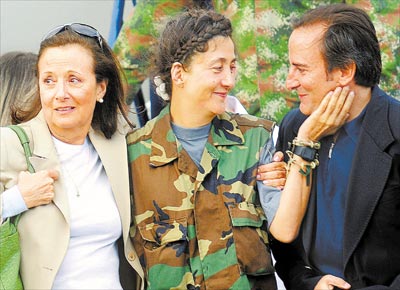 A ex-candidata presidencial Ingrid Betancourt entre sua me, Yolanda, e seu marido, Juan Carlos, ao chegar a Bogot aps o resgate