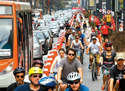 CADA UM NO SEU LUGAR<Br>Ciclistas usam faixa de lazer da av. Paulista, inaugurada ontem