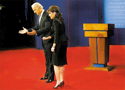 <b>SEM GAFES:</b> Joe Biden e Sarah Palin cumprimentam a <br>platia no debate dos candidatos a vice-presidente dos EUA