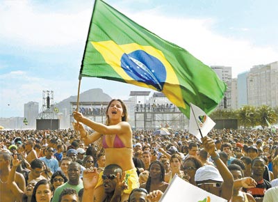 Na praia de Copacabana, cerca de 50<br> mil pessoas festejam a vitria do Rio