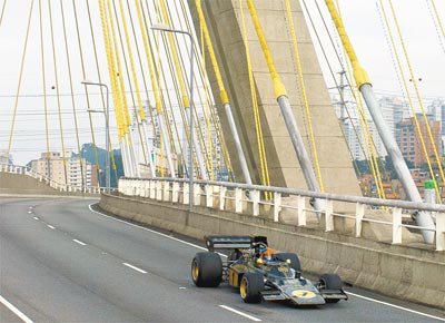 Fittipaldi pilota Lotus, construda em 1970,<br>na ponte Octavio Frias de Oliveira, em SP