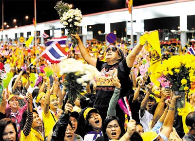 Manifestantes que bloqueavam aeroporto em Bancoc festejam deciso judicial que destituiu o premi tailands, Somchai Wongsawat
