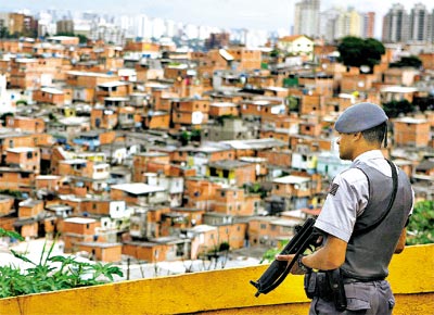 <b>LIBERDADE VIGIADA:</b> PM em uma das entradas da favela Paraispolis (zona sul de SP), vigiada por mais de 300 homens armados aps confrontos que feriram trs policiais
