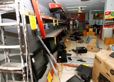 Loja de eletrodomsticos que foi saqueada, no bairro Sete Portas, em Salvador (BA)