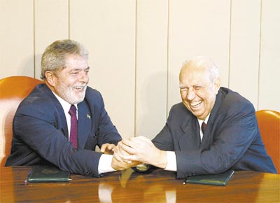 <b>BRAO-DE-FERRO:</b> O presidente Lula brinca com o vice, Jos Alencar, que retornou ao Planalto aps ter passado 27 dias internado