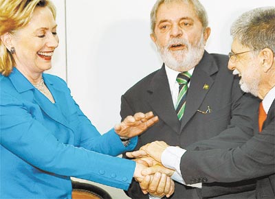 A secretria de Estado dos EUA, Hillary Clinton, com<br>o presidente Lula e o ministro Celso Amorim
