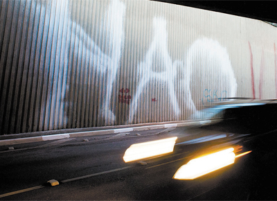 Grafiteiros trocam as latinhas de spray por extintores e levam para as ruas de So Paulo pichaes novas e muito maiores