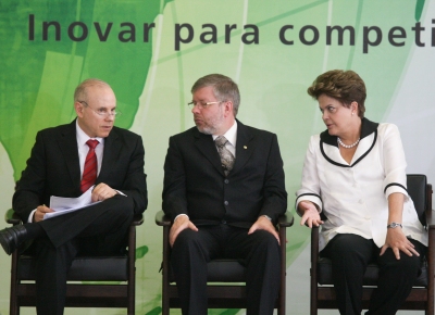 Ao lado de Marco Maia, Dilma se mostra contrariada com o ministro Mantega durante cerimônia de anúncio do pacto de ajuda à indústria