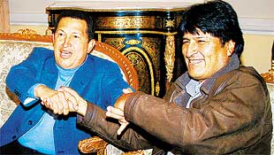 O presidente venezuelano, Hugo Chvez (esq.), e o boliviano Evo Morales se cumprimentam durante encontro em La Paz