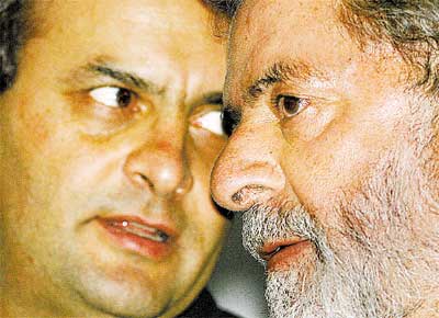 O governador Acio Neves (PSDB) conversa com Lula durante a cerimnia de inaugurao de complexo energtico em Uberlndia