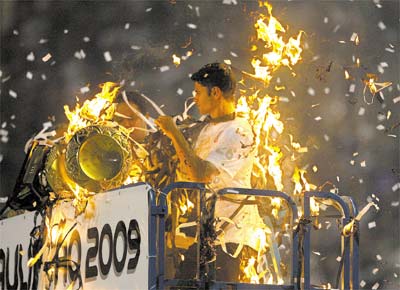 O capito William com a taa do Paulista sobre grua em chamas, provocadas por papel picado que se incendiou com fogos de artifcio