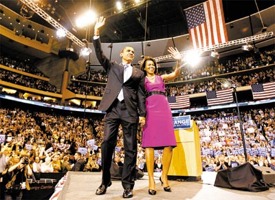 Com a mulher, Michelle, Obama acena para correligionrios em St. Paul, onde se disse vencedor