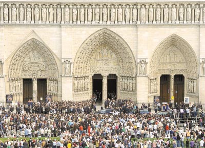 Entrada da catedral em Paris que recebeu culto multirreligioso<br>na tarde de ontem; evento teve um forte esquema de segurana