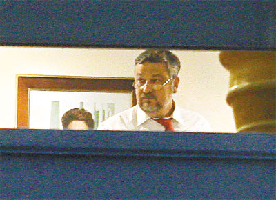 O ministro-chefe da Casa Civil, Antonio Palocci, em seu gabinete no Palcio do Planalto