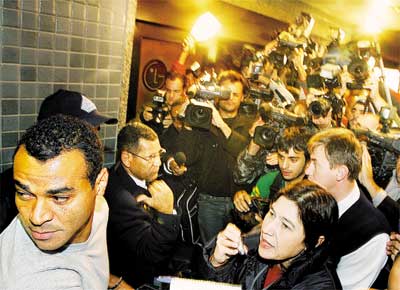 Cafu  cercado pela imprensa ao chegar a Guarulhos