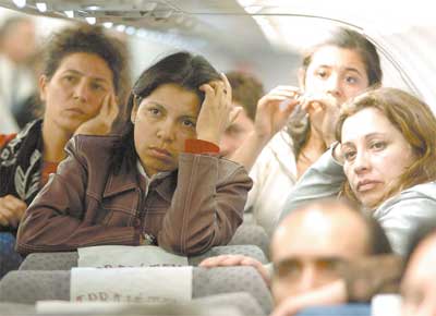 Grupo de passageiros que se recusou a deixar o avio ao saber que o vo da TAM de So Paulo para Fortaleza no sairia