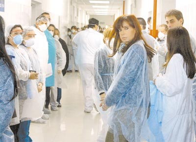 A presidente da Argentina, Cristina Kirchner (sem mscara), visita hospital em Buenos Aires que trata pacientes da gripe suna