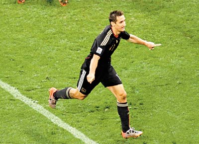 Klose, festeja o 4 gol alemo, seu segundo na partida