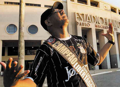 Adelson Gonalves, 45, em frente ao Pacaembu; ele veio de Recife para ver o jogo, mas no tem ingresso