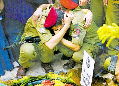 Soldados de Israel choram no enterro de sargento morto em confronto com o Hizbollah no Lbano